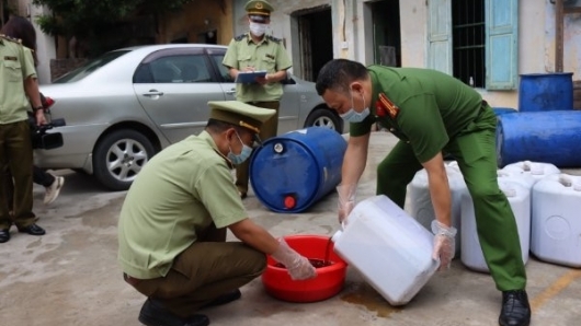 Lạng Sơn: Phát hiện, ngăn chặn kịp thời 1.500 lít mỡ gà bẩn không rõ nguồn gốc