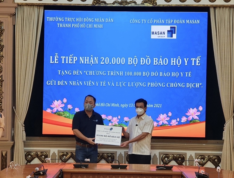 Trao tặng 20.000 đồ bảo hộ y tế đến Hội đồng Nhân TPHCM