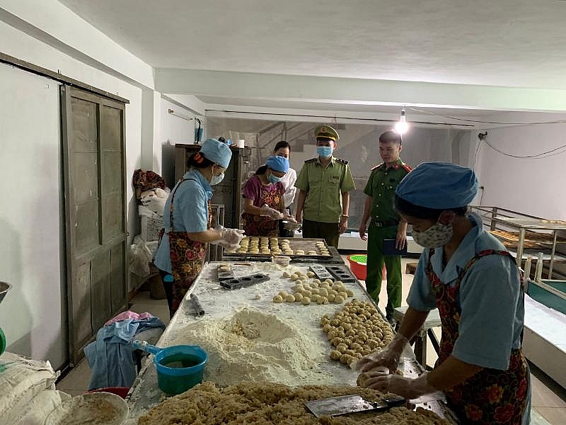Lạng Sơn: Liên tiếp phát hiện 3 cơ sở sản xuất, kinh doanh bánh trung thu vi phạm
