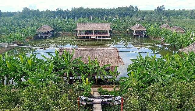 Khu du lịch sinh thái Hương Tràm nằm giữa cánh rừng tràm U Minh Hạ (thuộc tuyến Kênh T27, xã Khánh An, huyện U Minh
