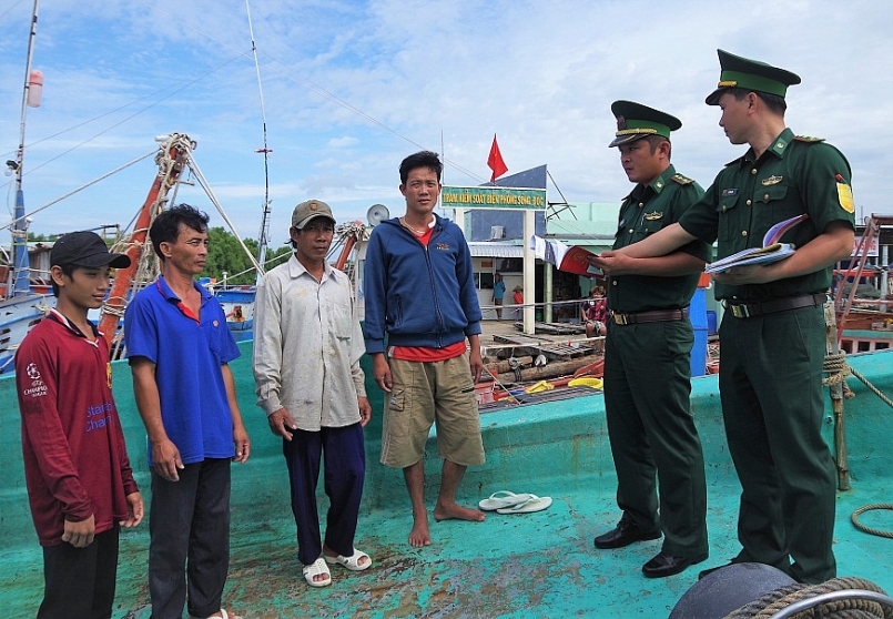 Cán bộ, chiến sĩ Bộ đội Biên phòng tỉnh tuyên tuyền, vận động ngư dân thực hiện nghiệm các quy định của pháp luật và khai thác, đánh bắt thủy sản trên biển