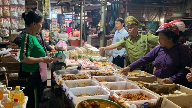 Lạng Sơn: Kiểm tra thiết bị cân hàng hóa tại chợ truyền thống