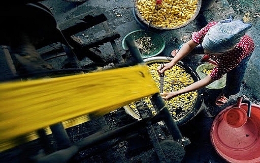 bí quyết ươm tơ là điều tạo nên sự khác biệt giữa tơ của làng Vọng Nguyệt với sản phẩm của những nơi khác 
