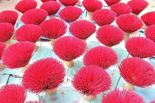  Những bó chân nhang ở làng Lê Minh Xuân xòe ra tựa những đóa hoa khoe sắc rực đỏ dưới nắng tạo một hình ảnh rất bắt mắt