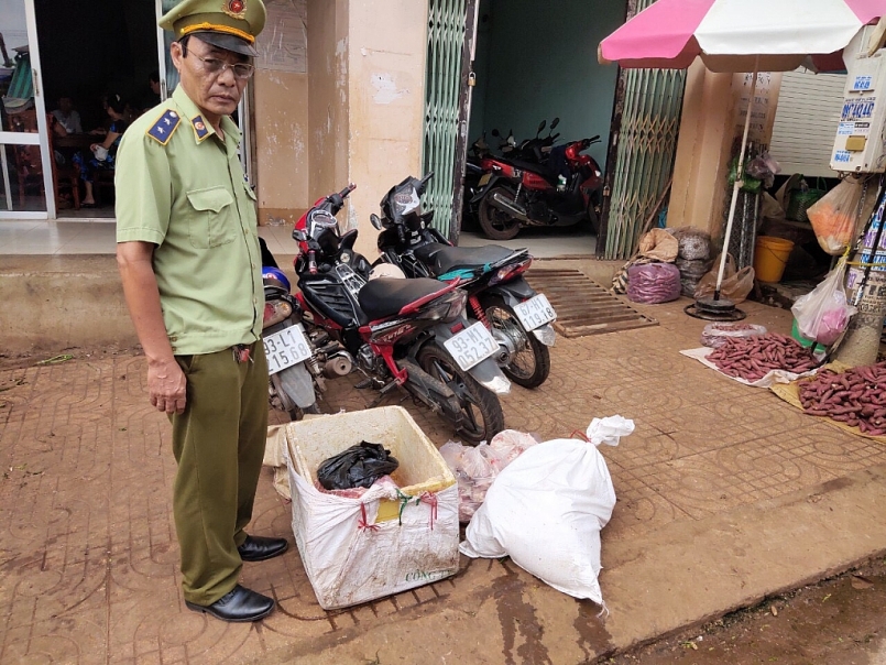 lực lượng chức năng tỉnh Bình Phước Phát hiện 75kg chân giò, xương heo thối tại chợ Đồng Xoài 