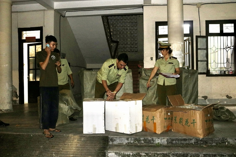 KSV đội QLTT số 1-Cục QLTT tỉnh Hà Giang đang kiểm tra hàng hóa vi phạm