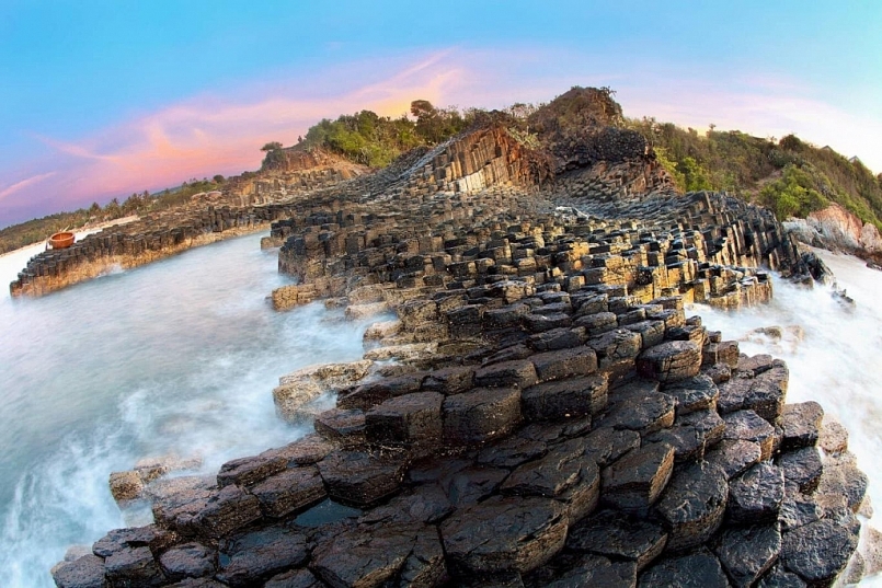 Ghềnh Đá Đĩa được tạo ra bởi sự phun trào của dòng dung nham bị co lại khi gặp nhiệt lạnh của nước biển đã tạo nên những phiến đá kỳ thú