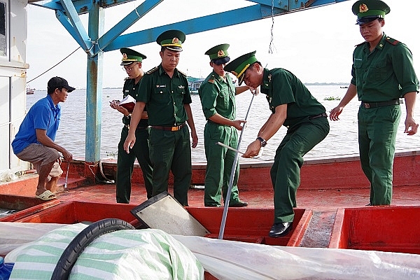 Cán bộ, chiến sĩ Đồn Biên phòng Tây Yên kiểm tra số lượng dầu DO trong các hầm cá trên tàu KG 93560