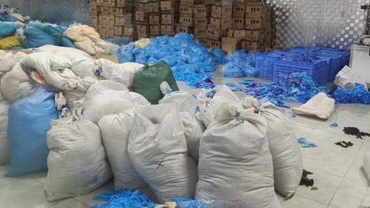 Bắc Ninh: Phát hiện kho hàng chứa 9,5 tấn găng tay cao su nhăn nhúm, bẩn thỉu