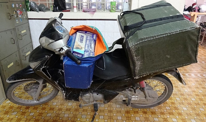 Quản lý thị trường tỉnh Long An vừa bắt giữ xe mô tô vận chuyển 1.000 bao thuốc lá điếu nhập lậu