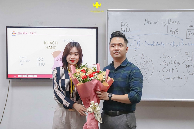 Chị Lại Thị Minh Anh - Trưởng BTC tặng hoa cảm ơn Anh Đỗ Xuân Khoa - Founder/CEO Markus Agency, Markus Marketing School & Ella Study