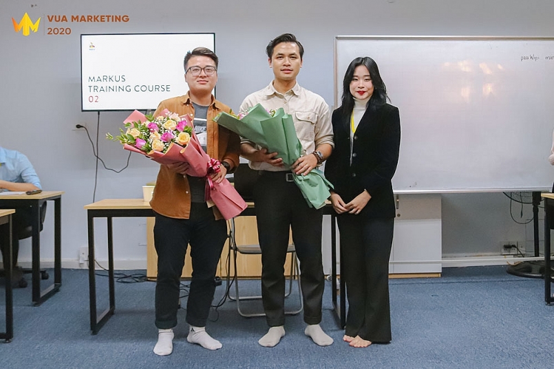 Chị Lại Thị Minh Anh - Trưởng BTC tặng hoa cảm ơn Anh Nguyễn Quang Huy - Account Director của Markus Agency và Anh Kim Chu Nam - Đạo diễn hình ảnh từ Cáo Multimedia - đơn vị Production House hàng đầu Hà Nội