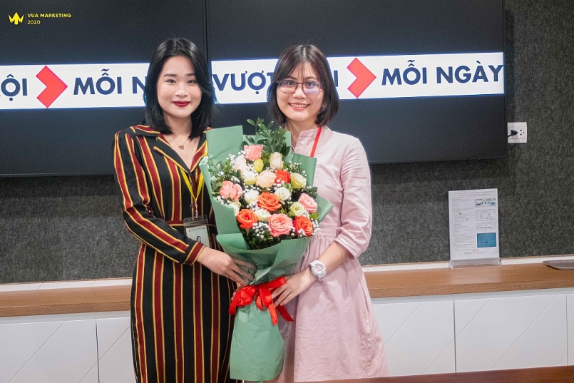 Trưởng BTC tặng hoa cho Chị Hà Linh - Giám Đốc Chiến lược Tuyển dụng Ngân hàng TMCP Kỹ thương - Techcombank