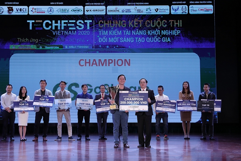 Bộ trưởng Bộ KH&CN Huỳnh Thành Đạt trao giải cho đội vô địch