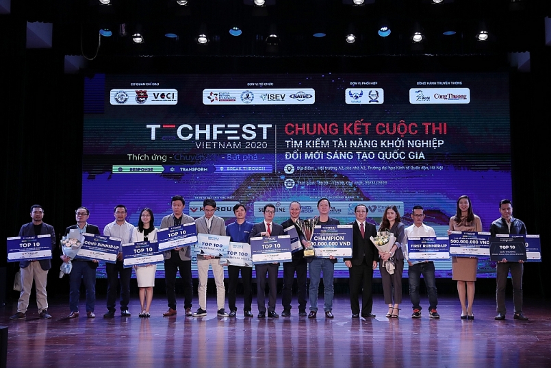 Bộ trưởng Bộ KH&CN Huỳnh Thành Đạt chụp ảnh lưu niệm cùng 10 startup xuất sắc nhất