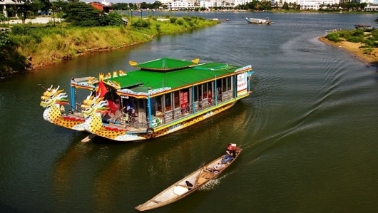 Đến Huế xuôi thuyền rồng, ngắm vẻ đẹp thơ mộng trên dòng sông Hương