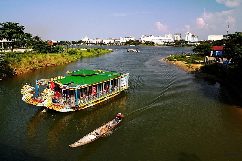 Đến Huế xuôi thuyền rồng, ngắm vẻ đẹp thơ mộng trên dòng sông Hương