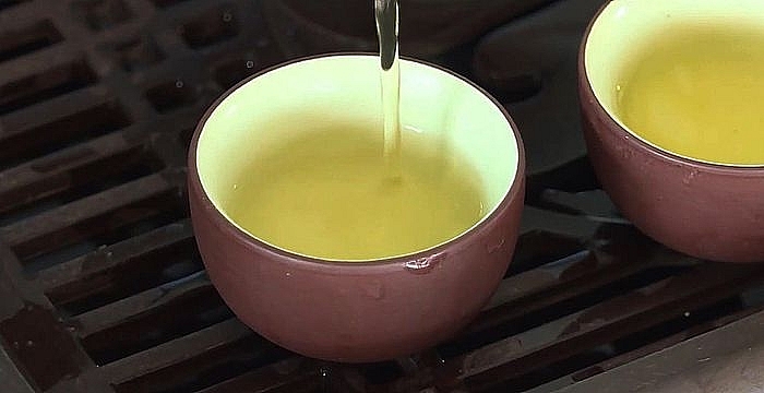 chè Ngọc Thúy được người dùng ưa chuộng nhất do giá cả phải chăng, màu nước chè thanh, vị đậm chè Ngọc Thúy được người dùng ưa chuộng nhất do giá cả phải chăng, màu nước chè thanh, vị đậm