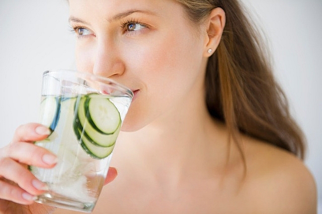 Uống nhiều nước, không chỉ trong mùa đông, là một trong những biện pháp hữu hiệu để dưỡng ẩm cho da