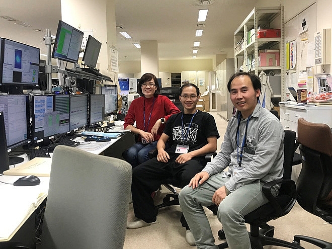 3 thành viên Nhóm neutrino Việt Nam tại phòng điều khiển thí nghiệm T2K tại Nhật Bản