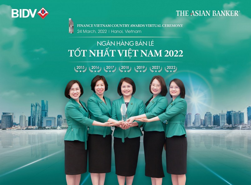 Đại diện BIDV nhận giải thưởng Ngân hàng Bán lẻ Tốt nhất Việt Nam lần thứ 7