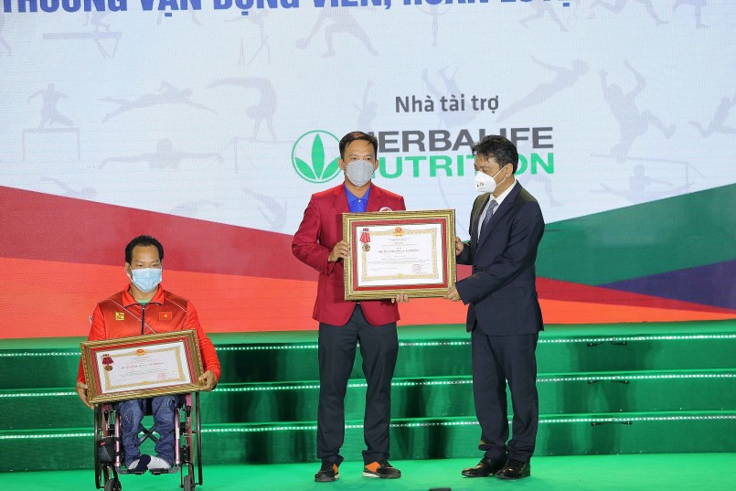 Vận động viên Lê Văn Công và huấn luyện viên Lê Quang Thái được vinh danh trong chương trình “Vinh quang thể thao Việt Nam”.