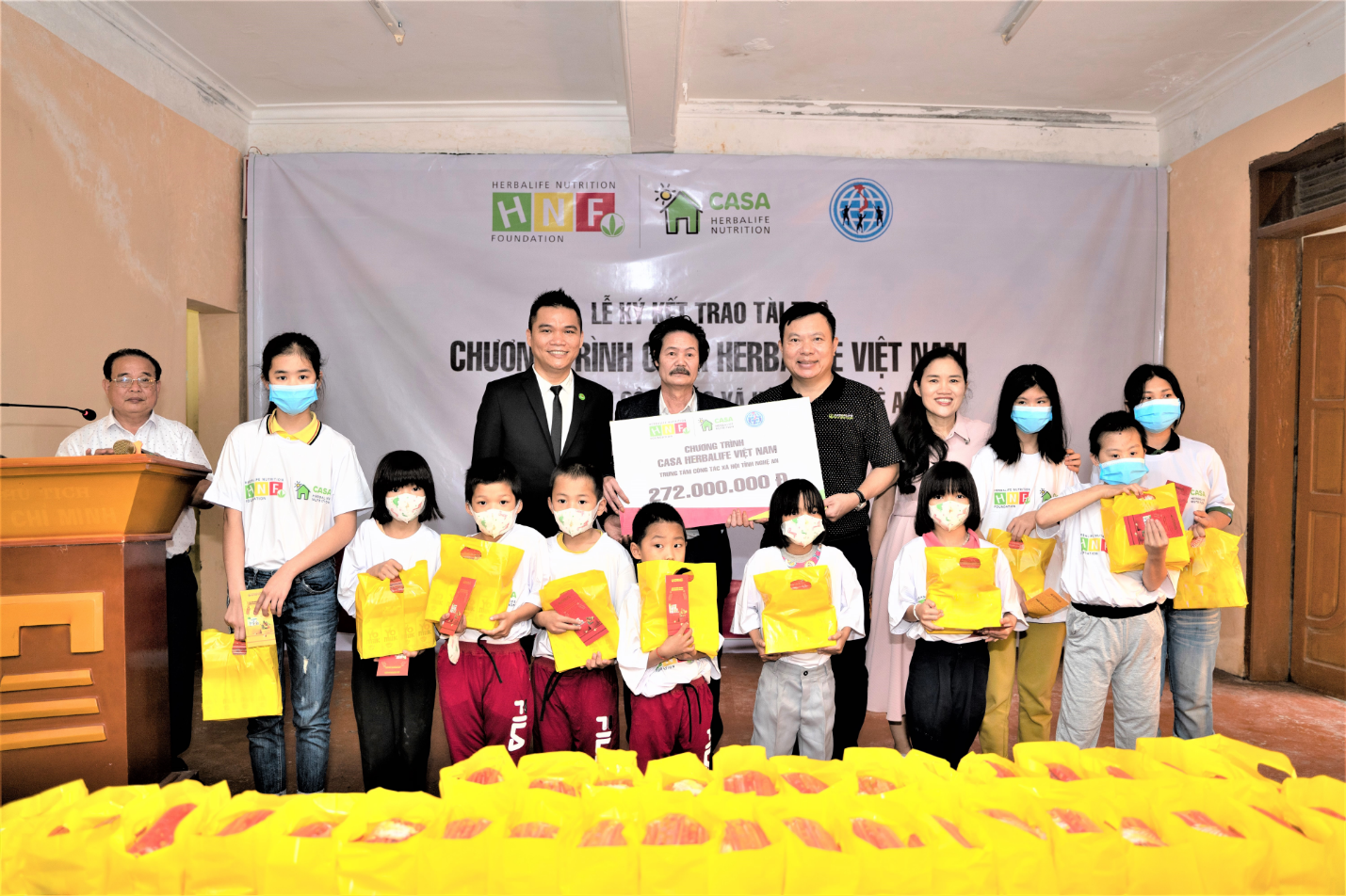 Tặng quà cho trẻ em trong chương trình casa Herbalife Việt Nam.