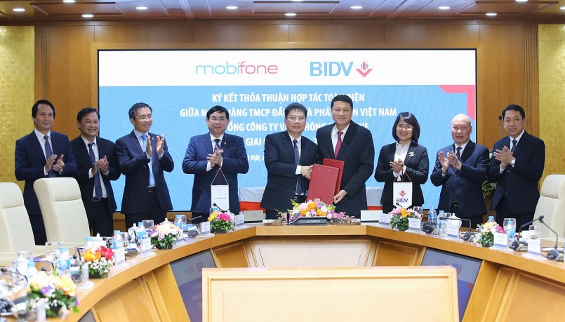 Ông Lê Ngọc Lâm - TGĐ BIDV (phải) và ông Tô Mạnh Cường - TGĐ TCty MobiFone (trái) đại diện ký kết Thỏa thuận hợp tác toàn diện giai đoạn 2021-2026