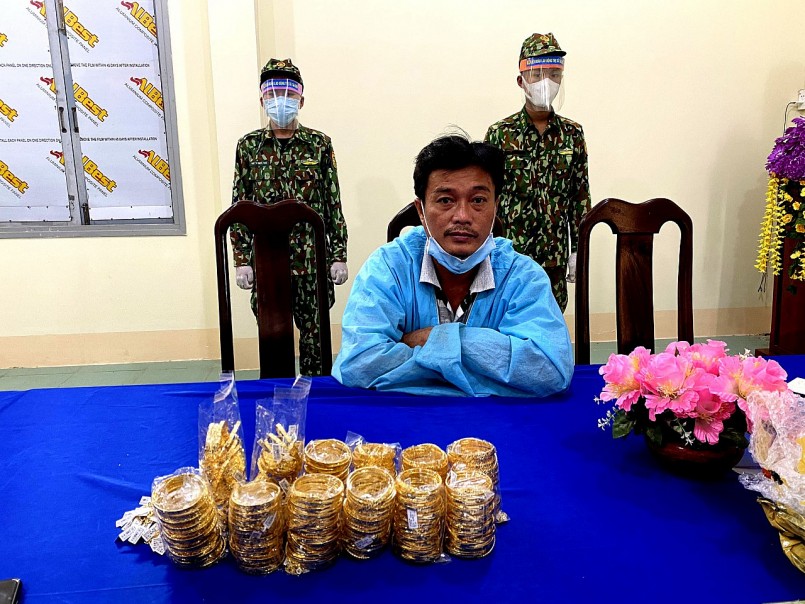 Bắt giữ đối tượng vận chuyển trái phép 2,2 kg vàng qua biên giới tỉnh An Giang