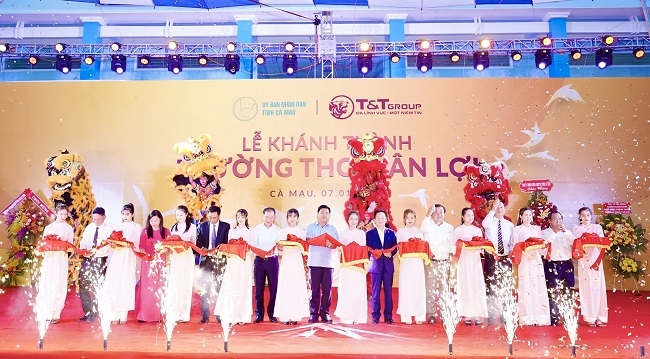 Ông Đỗ Quang Hiển, Chủ tịch HĐQT kiêm TGĐ Tập đoàn T&T Group và các đại biểu cắt băng khánh thành Trường THCS Tân Lợi.