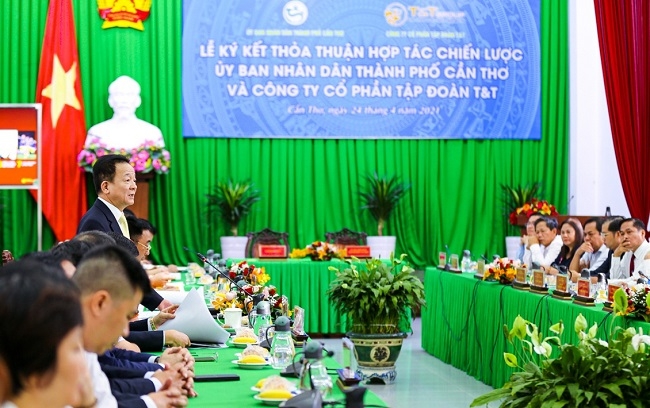 Ông Đỗ Quang Hiển, Chủ tịch Tập đoàn T&T Group phát biểu tại buổi làm việc với lãnh đạo TP Cần Thơ ngày 24/4.