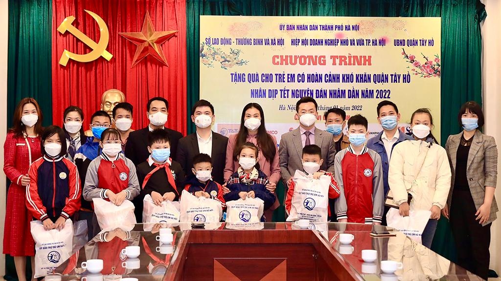 T&amp;T Group trao quà cho trẻ em khó khăn tại Hà Nội - ảnh 1