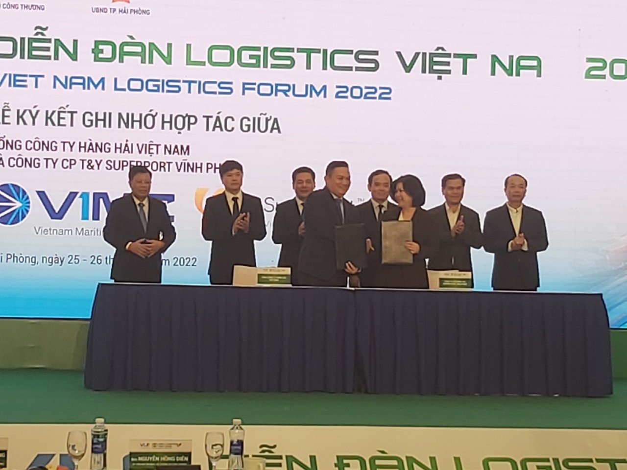 Đại diện T&Y SuperPort Vĩnh Phúc (bên phải) và Tổng Công ty Hàng hải Việt Nam ký kết Biên bản ghi nhớ hợp tác. Ảnh: T&T Group
