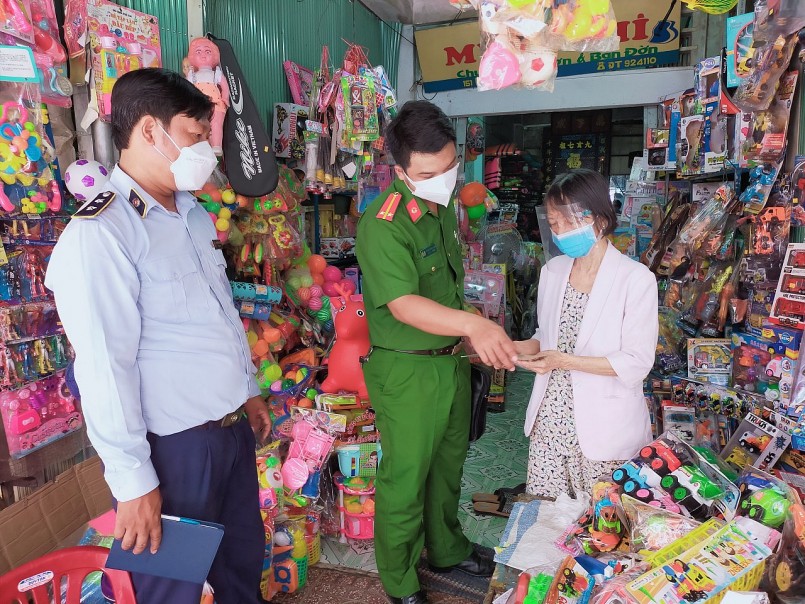 Đội QLTT số 5 phối hợp kiểm tra hộ kinh doanh đồ chơi trẻ em  trên địa bàn huyện Cái Bè