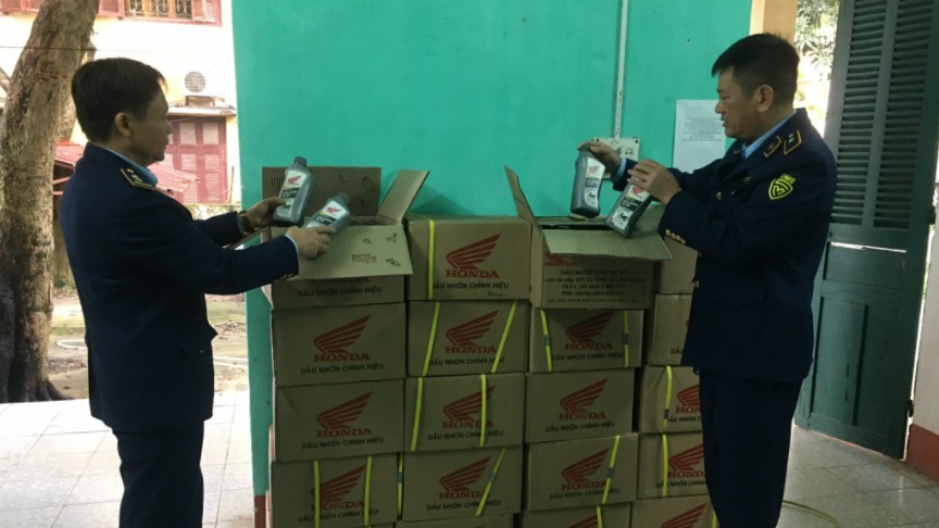 Lào Cai: Tạm giữ 480 chai dầu nhờn xe máy có dấu hiệu giả mạo nhãn hiệu Honda