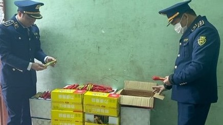 Quảng Ninh: Bắt giữ, buộc tiêu huỷ 100kg xúc xích nhập lậu