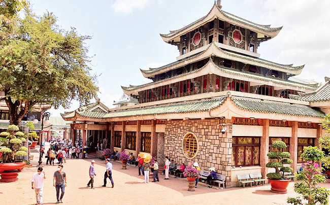Miếu Bà Chúa Xứ núi Sam tại thành phố Châu Ðốc, tỉnh An Giang là điểm đến thu hút du khách.