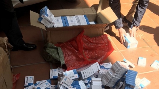 Quảng Ninh: Bắt giữ 400 hộp thuốc hỗ trợ điều trị COVID-19 nhập lậu