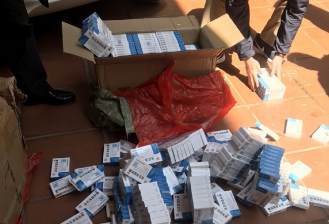 Tang vật thu giữ gồm 400 hộp thuốc hỗ trợ điều trị Covid-19 nhập lậu
