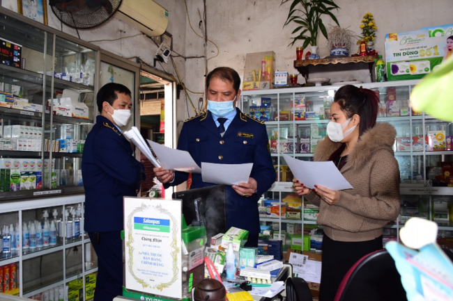 Lực lượng Quản lý thị trường tỉnh Tuyên Quang kiểm tra một cửa hàng thuốc tân dược trên địa bàn