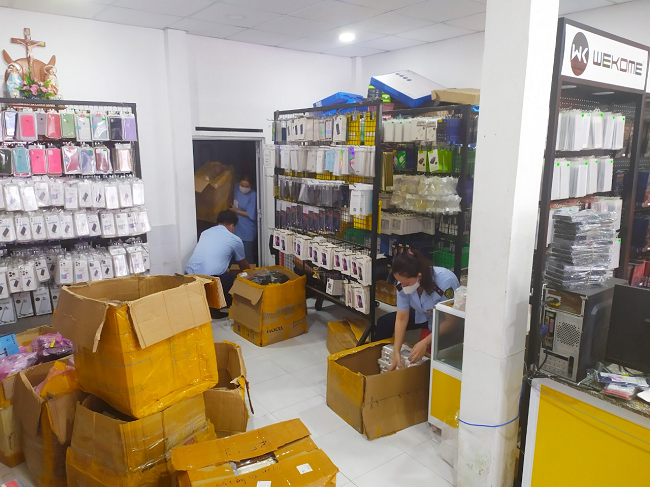 Bình Thuận: Tạm giữ gần 2.000 sản phẩm phụ kiện điện thoại không có hóa đơn chứng từ