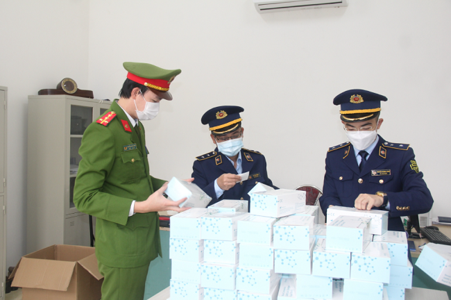 Lực lượng chức năng tỉnh Thanh Hóa kiểm tra kit test thu giữ trong các vụ vi phạm