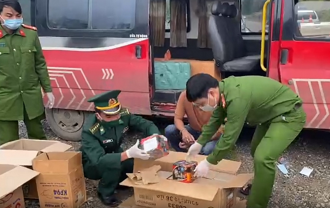 Quảng Trị: Chặn bắt xe ô tô chở gần 300kg pháo nổ