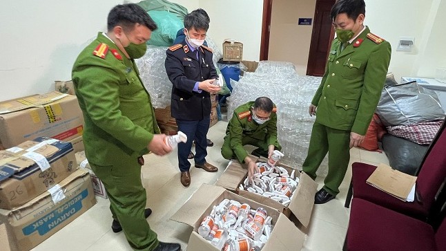 Nghệ An: Thu giữ 4.500 chai nước sát khuẩn giả nhãn hiệu AERIUS