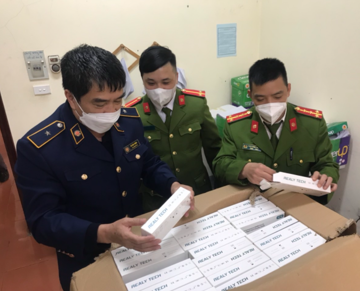 Lạng Sơn: Phát hiện 1.200 bộ kit xét nghiệm nhanh Covid-19 trôi nổi trên thị trường