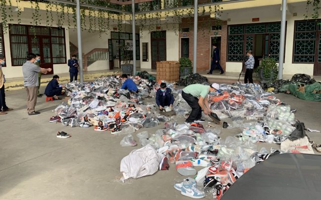 Bắc Ninh: Tiêu hủy gần 4.000 sản phẩm thời trang giả mạo nhãn hiệu