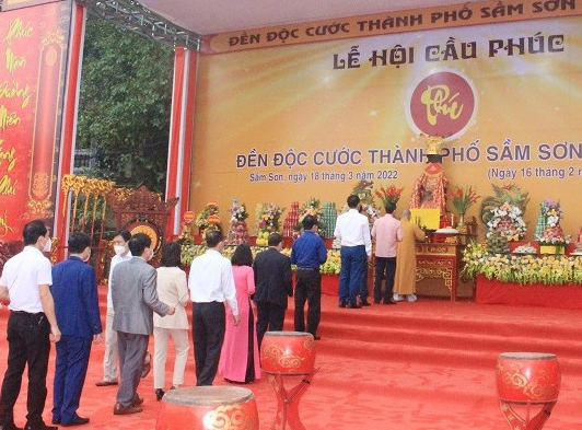 Các đại biểu cùng Nhân dân và du khách dâng hương tại Lễ hội cầu phúc Đền Độc Cước Tp. Sầm Sơn năm 2022
