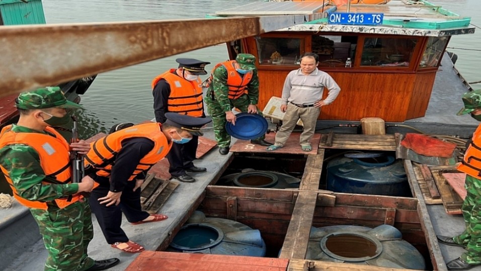 Quảng Ninh: Phát hiện tàu gỗ vận chuyển trái phép 1.500 lít dầu DO