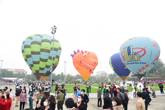 Đông đảo du khách tham gia bay trải nghiệm khinh khí cầu tại Lễ hội khinh khí cầu quốc tế tại Tuyên Quang​