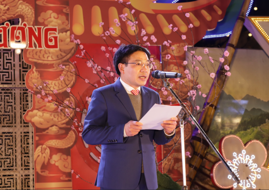 Ông Đỗ Văn Tân – Phó Chủ tịch thị xã Sa Pa, Lào Cai – Phát biểu tại buổi lễ khai mạc.
